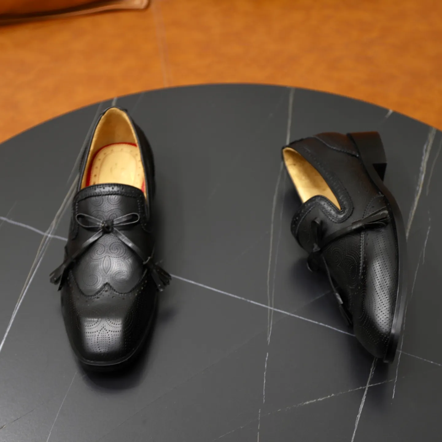 Ex-factory price: 680💰Christia*.Loubouti*🆑High-end men’s business formal leather shoes｜Classic red sole shoes｜Original imported first-layer cowhide｜Water-dyed cowhide lining｜Italian imported red rubber outsole｜High-end luxury｜Perfect interpretation of fashion, sunshine, style, suitable for various occasions Size: 38-44 (customized for 45, 46, 47)